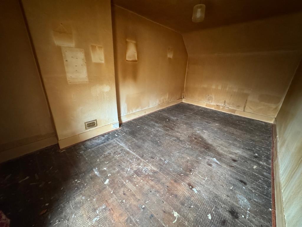 Lot: 163 - DETACHED THREE STOREY PROPERTY FOR TOTAL REFURBISHMENT - Ground floor room 1